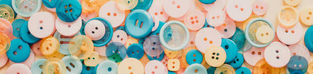彩色塑料按钮。长长的横幅图片下载