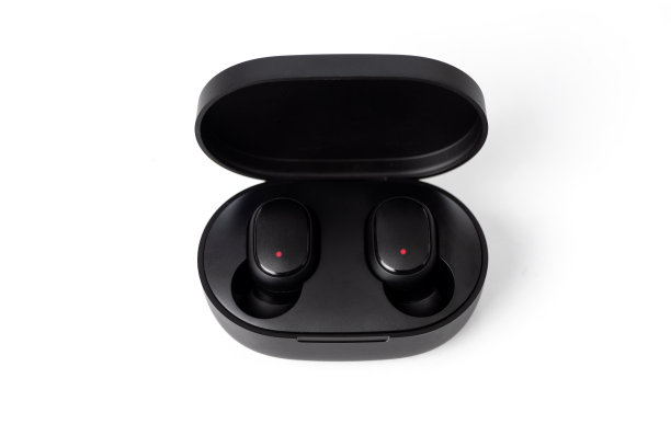 蓝牙耳机或耳机盒包装隔离在白色背景。素材图片