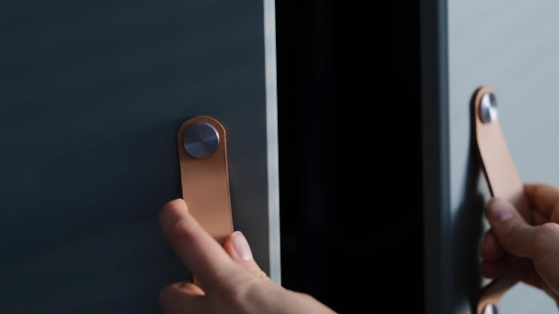 合上手打开木箱。橱柜门上百叶窗的阴影图片下载