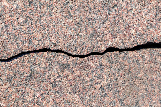 花岗岩板表面的深裂缝图片下载