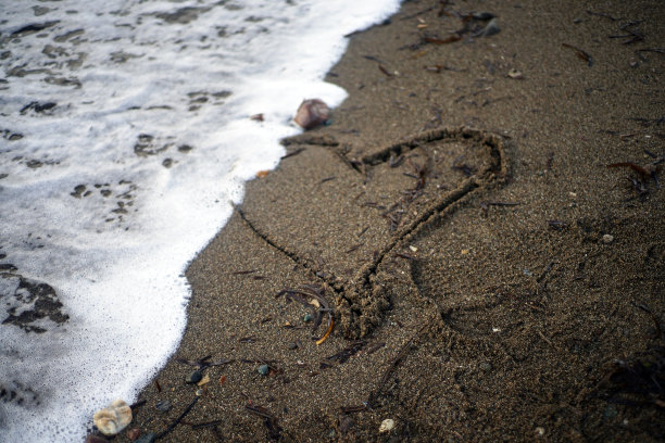 把爱画在沙滩上图片下载