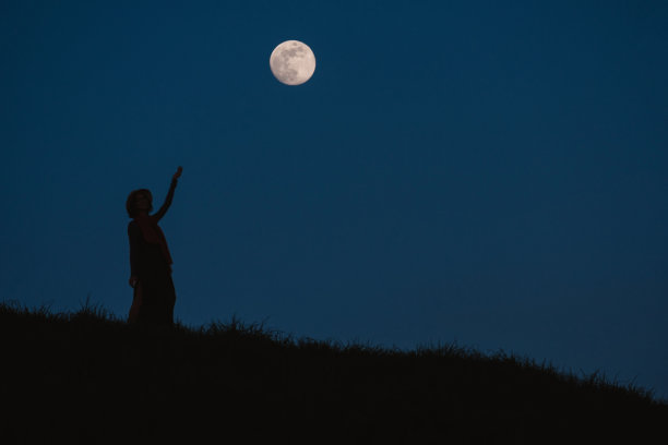 一个年轻女子美丽的剪影映衬着夜空图片下载