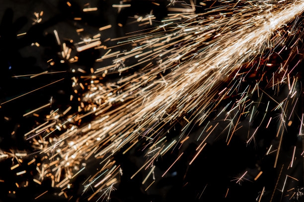 黑色背景上的火花图片下载