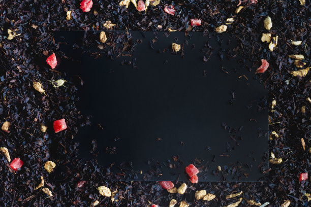 水果红茶配干苹果片和粉色蜜饯菠萝。背景。本空间图片下载