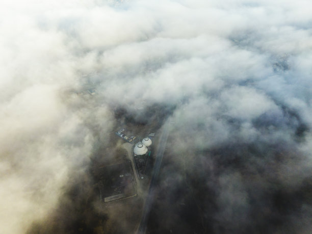 从被雾覆盖的山间道路和圆顶上鸟瞰图片下载