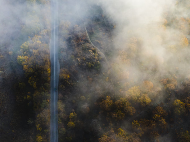 飞越云关闭了秋天的道路在山中明亮的颜色日落照明放松的背景音乐视频或纪录片的概念图片下载