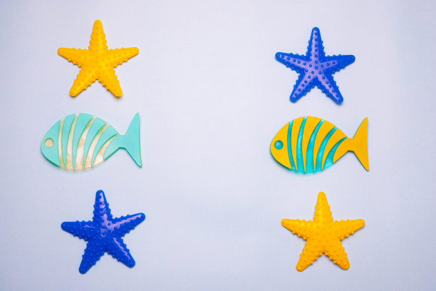 玩具在浴室的墙上。浴室里的玩具。带吸盘的玩具。蓝色背景。副本的空间。这篇文章是关于洗澡时的游戏。孩子们的休闲。图片下载