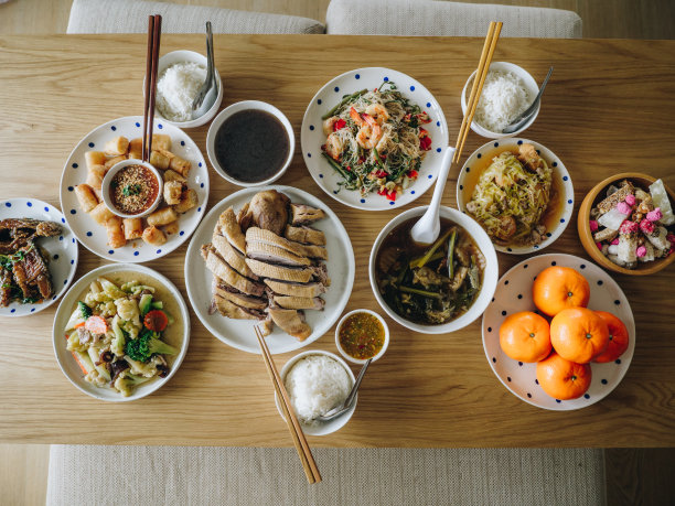 亚洲家庭春节团圆饭。图片下载