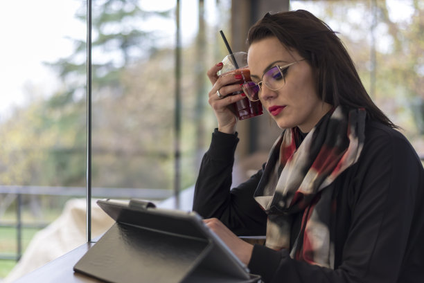 快餐店里的美女图片下载