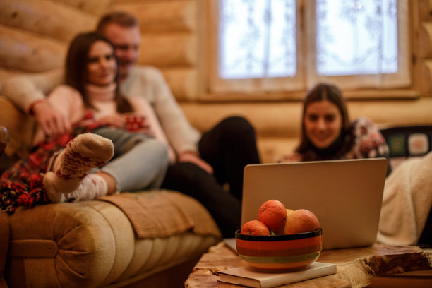 朋友们一起在电脑上看电影图片下载