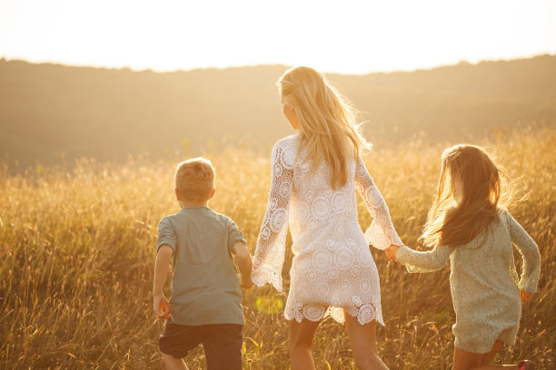 感受着冒险，在阳光下的麦田里奔跑图片下载