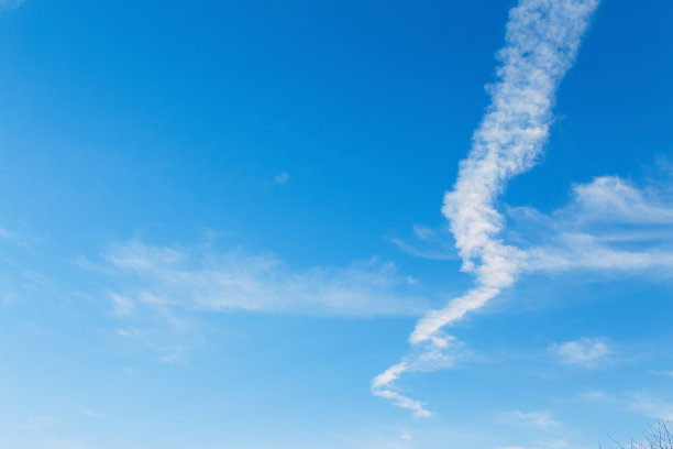 飞机在蓝天中飞行。天上的背景图片下载