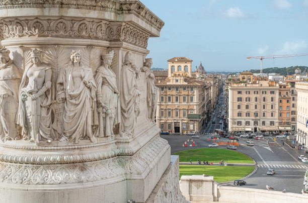 从维克多·伊曼纽尔二世纪念碑眺望罗马城市图片下载