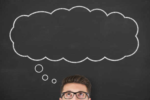 商人站在旁边的思想泡泡画在黑板上图片下载