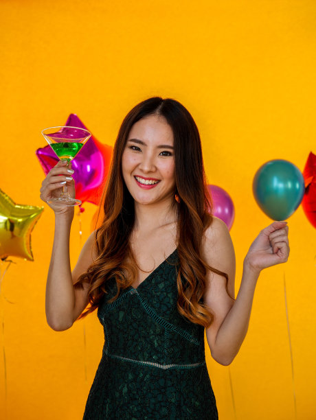 年轻美丽的亚洲女人站在黄色背景的肖像图片下载