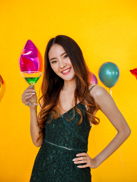 年轻美丽的亚洲女人站在黄色背景的肖像图片下载