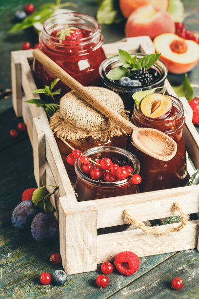 木背景上的水果和浆果果酱图片下载