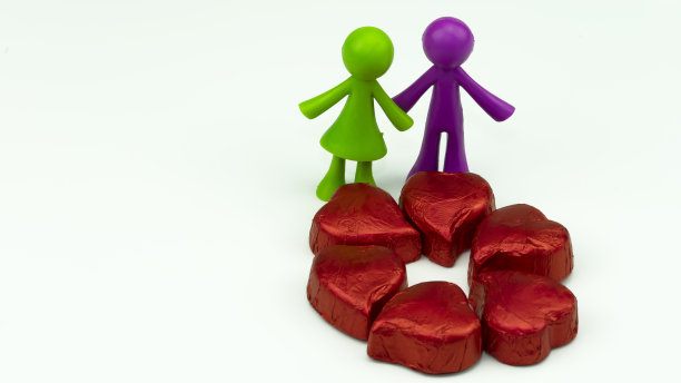 红色涂层心形巧克力和迷你情侣图片下载