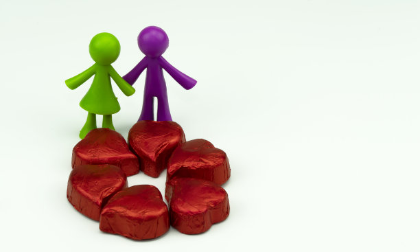 红色涂层心形巧克力和迷你情侣图片下载