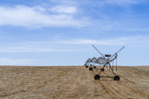 葡萄牙阿连特茹干燥田地上的灌溉系统图片下载