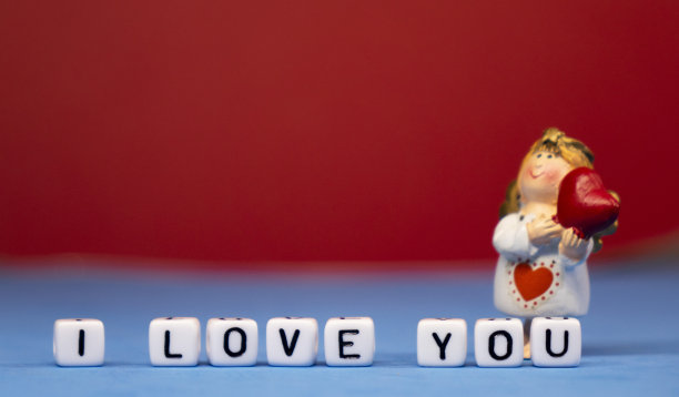 可爱的天使和爱的宣言。情人节。假期的明信片。图片下载