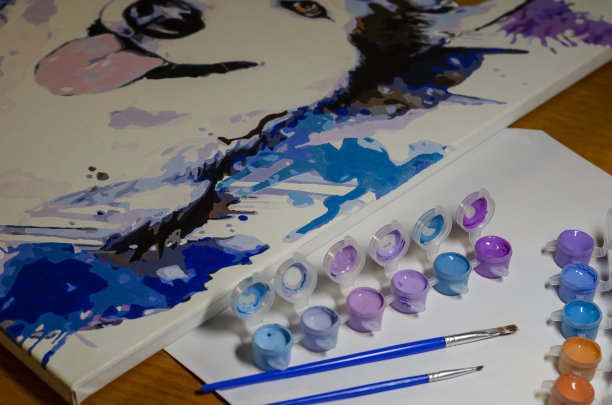 彩色图片的哈士奇狗在画布上，油漆罐和刷子。图片下载