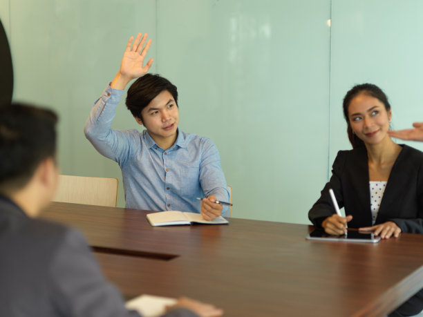 商务人士在办公室开会讨论他们的项目，互相分享想法图片下载