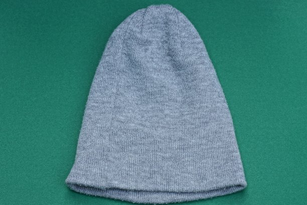 一个大的灰白色羊毛编织头饰图片下载