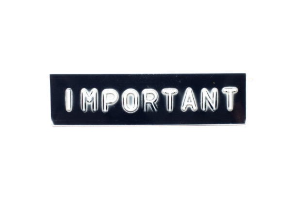 凸纹字母在字重要的黑色旗帜与白色的背景图片下载