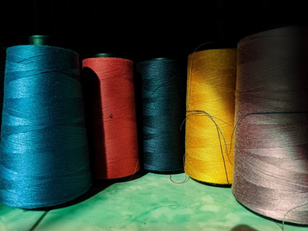 彩色的线排列在地板上图片下载