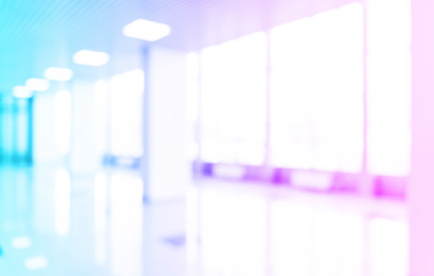 展览厅或会议中心走廊的模糊散焦背景。蓝色和粉色调的现代室内建筑。抽象模糊了现代商务办公背景图片下载