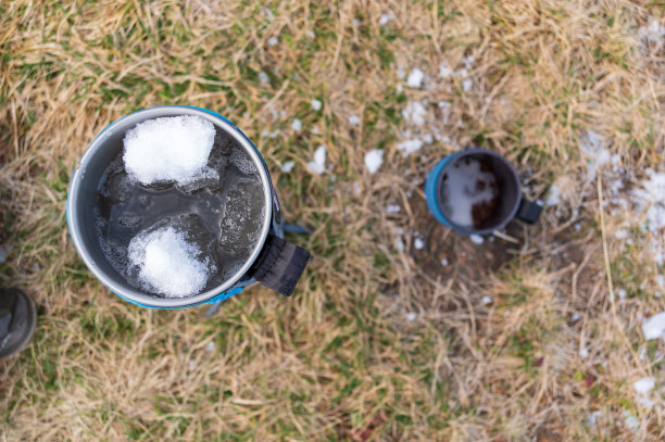 气体融雪。蒸馏水用于咖啡或茶。图片下载