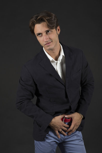 适合年轻人的工作室肖像图片下载