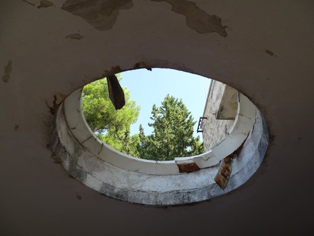 在克罗地亚的达尔马提亚，在里耶卡和杜布罗夫尼克之间的一个小岛上，学校的旧建筑被毁了图片下载