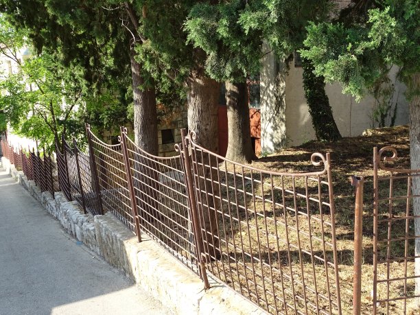 克罗地亚达尔马提亚的学校建筑旧建筑废墟，位于里耶卡和杜布罗夫尼克之间的一个岛屿上图片下载