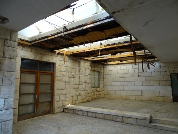 在克罗地亚的达尔马提亚，在里耶卡和杜布罗夫尼克之间的一个小岛上，学校的旧建筑被毁了图片下载