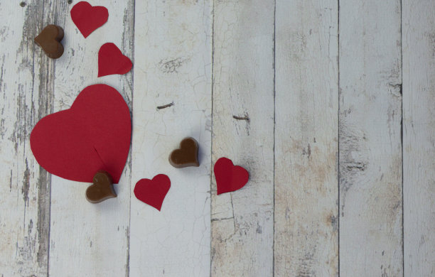 木制背景，巧克力和红心图片下载