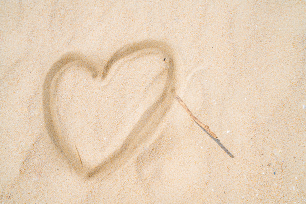 一幅画在沙滩上的心形标记图片下载