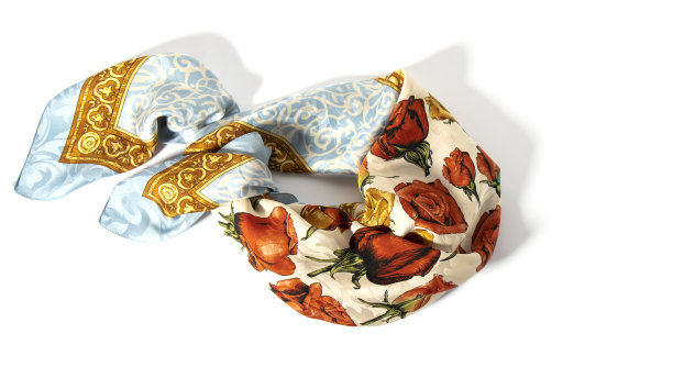 鲜亮时尚的淡蓝色丝巾，红色玫瑰，漂亮地折叠在白色的背景。图片下载