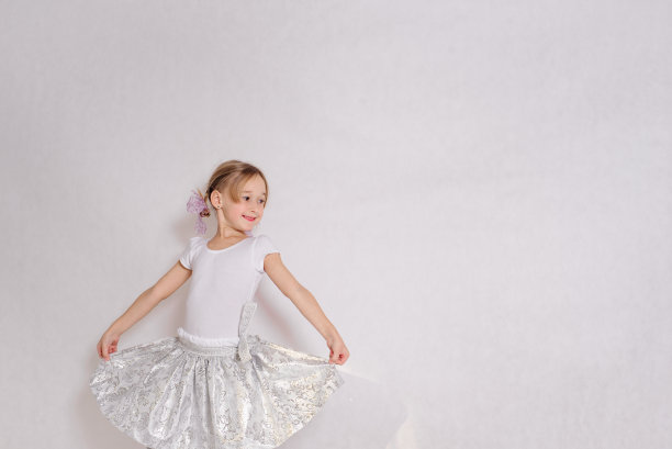白色背景下穿着裙子的小孩。图片下载