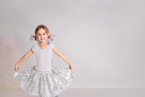 白色背景下穿着裙子的小孩。图片下载