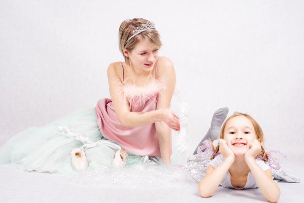 妈妈带着一个穿着漂亮衣服，背景是白色的孩子。图片下载