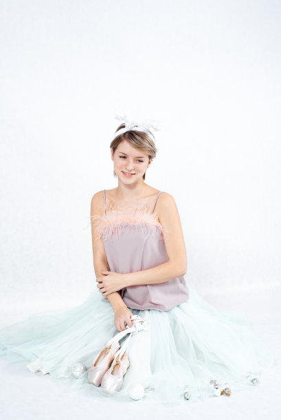 白色背景上的芭蕾舞女演员。图片下载