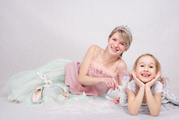 妈妈带着一个穿着漂亮衣服，背景是白色的孩子。图片下载