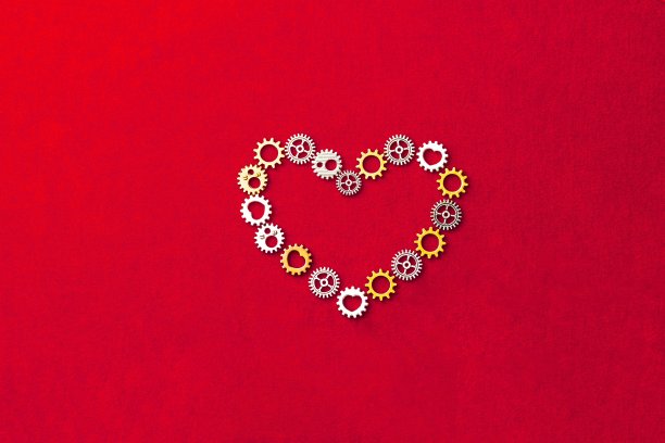 心形齿轮制成，红色背景图片下载