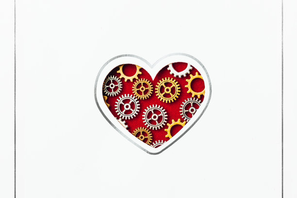 红色背景上齿轮制成的白色心形明信片图片下载