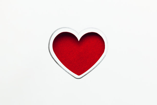 白色明信片，红色心形的纺织背景图片下载