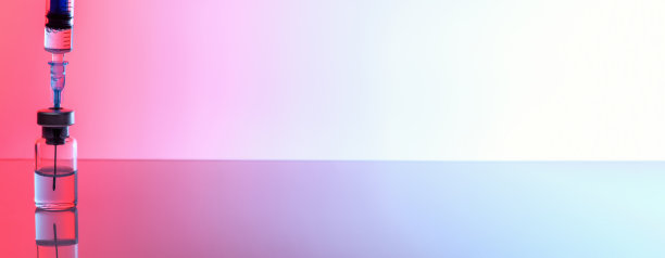 冠状病毒疫苗和注射器注射，文字留空，复制空格。淡粉色渐变背景的冠状病毒疫苗瓶。预防冠状病毒感染的概念。横幅图片下载