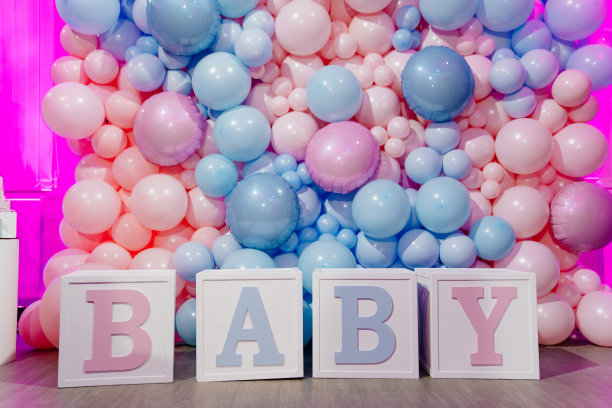 这是一个由方块、粉色和蓝色气球组成的性别派对的照片区图片下载