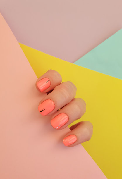 女性手美丽的美甲在一个彩色的背景图片下载